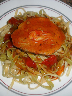 Una foto de Tallarines con peceto relleno en salsa de pimientos y guindilla