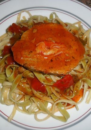 Una foto de Tallarines con peceto relleno en salsa de pimientos y guindilla
