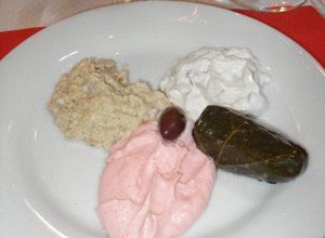 Foto principal de Niños envueltos en hojas de parra con cremas de atún y queso