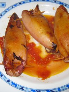 Una foto de Calamares rellenos de gambas en salsa