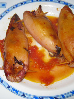 Una foto de Calamares rellenos de gambas en salsa
