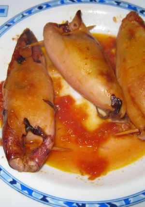 Una foto de Calamares rellenos de gambas en salsa