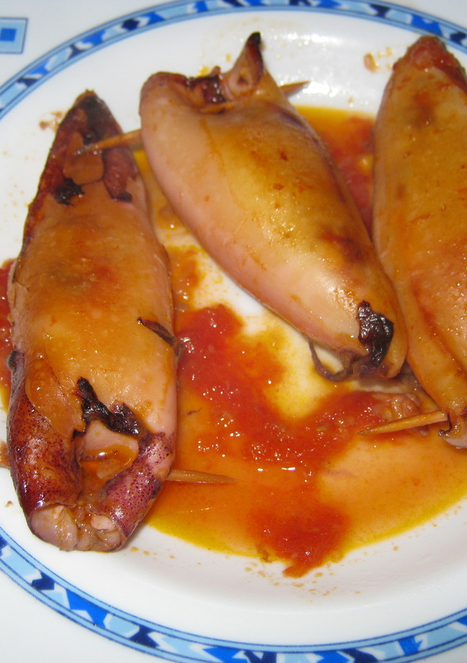 Una foto de Calamares rellenos de gambas en salsa