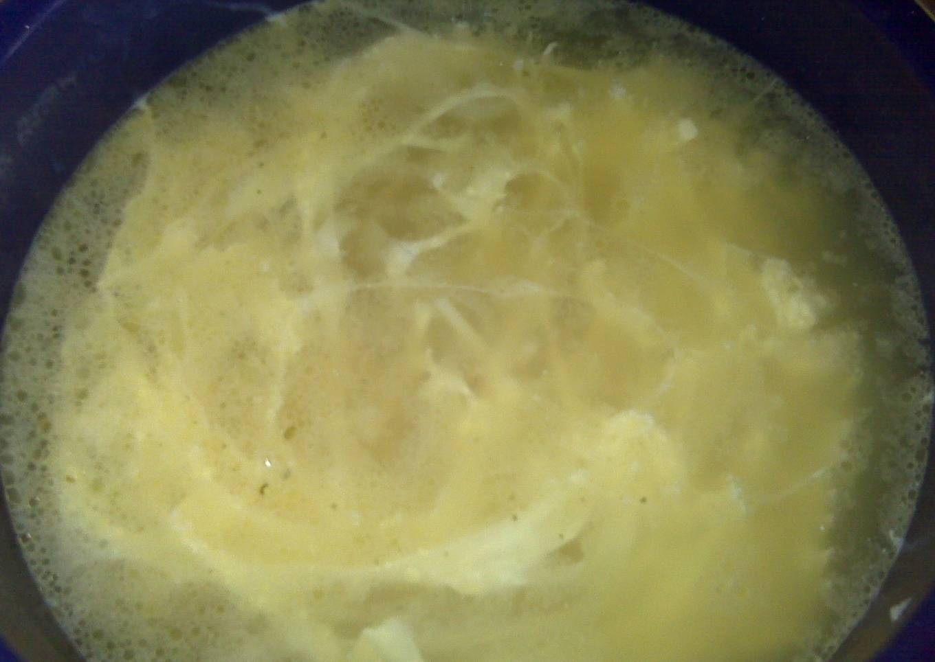 Sopa de cebolla y huevo<br />