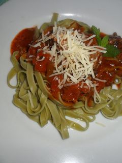 Una foto de Tallarines de espinacas con ternera en salsa de tomate y ketchup