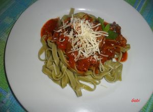 Foto principal de Tallarines de espinacas con ternera en salsa de tomate y ketchup