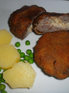 Una foto de Hamburguesas rellenas de queso mozzarella, rebozadas y fritas
