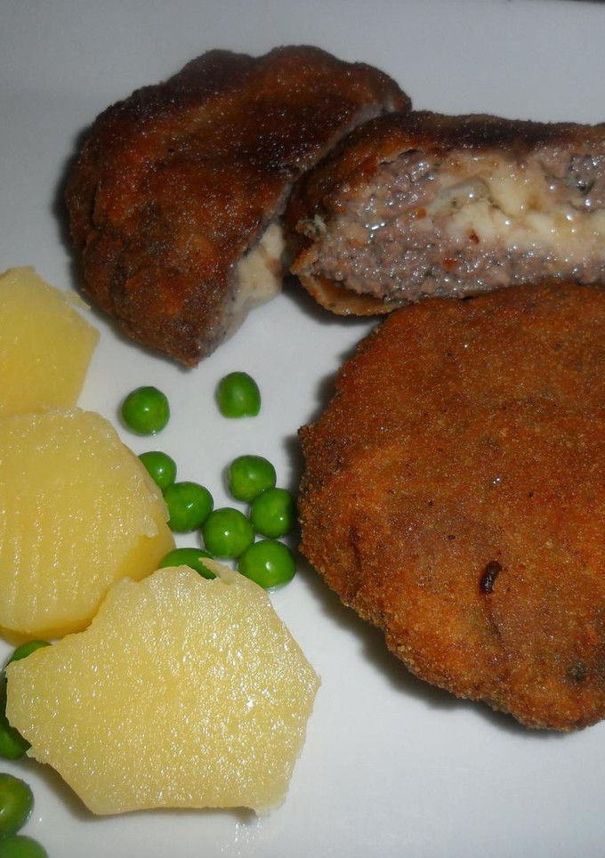 Una foto de Hamburguesas rellenas de queso mozzarella, rebozadas y fritas