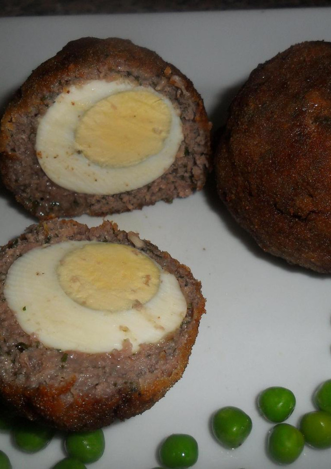 Una foto de Bolas de hamburguesa rellenas de huevo, rebozadas y fritas