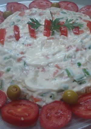 Una foto de Ensaladilla con olivas rellenas y taquitos de pechuga de pavo