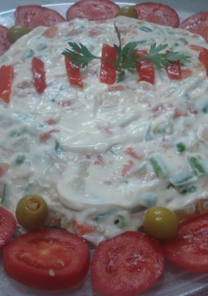 Una foto de Ensaladilla con olivas rellenas y taquitos de pechuga de pavo