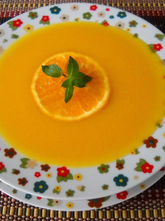 Una foto de Sopa fría de zanahoria y naranja