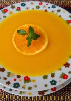 Una foto de Sopa fría de zanahoria y naranja
