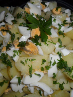 Foto principal de Ensalada de papas y huevos con mayonesa al ajo y limón