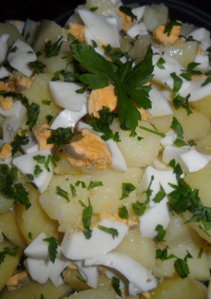 Una foto de Ensalada de papas y huevos con mayonesa al ajo y limón