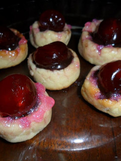 Una foto de Masitas con crema de chocolate al ron y cerezas confitadas