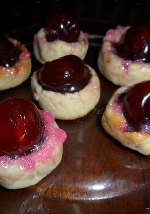 Una foto de Masitas con crema de chocolate al ron y cerezas confitadas