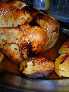 Una foto de Pollo al paté de foie con papas y batatas a la miel