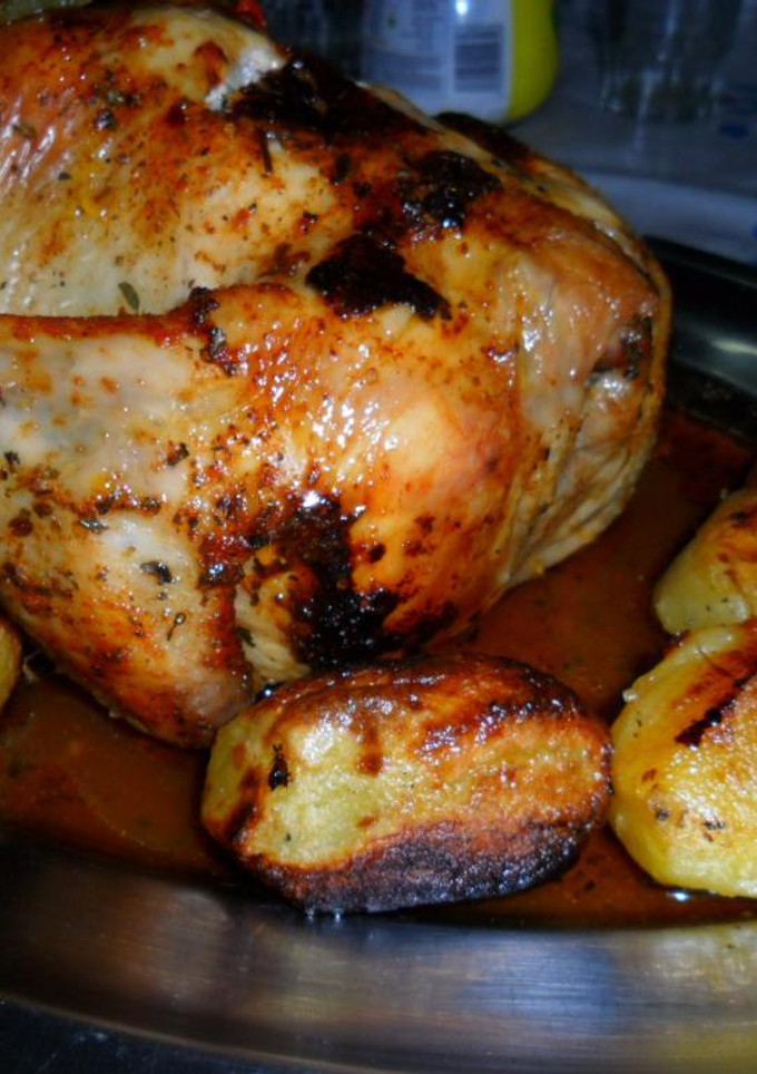Una foto de Pollo al paté de foie con papas y batatas a la miel