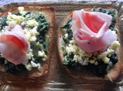 Una foto de canapé de queso fresco