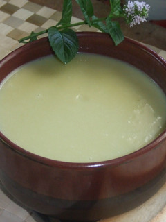 Una foto de Sopa fría de puerro con lima y menta