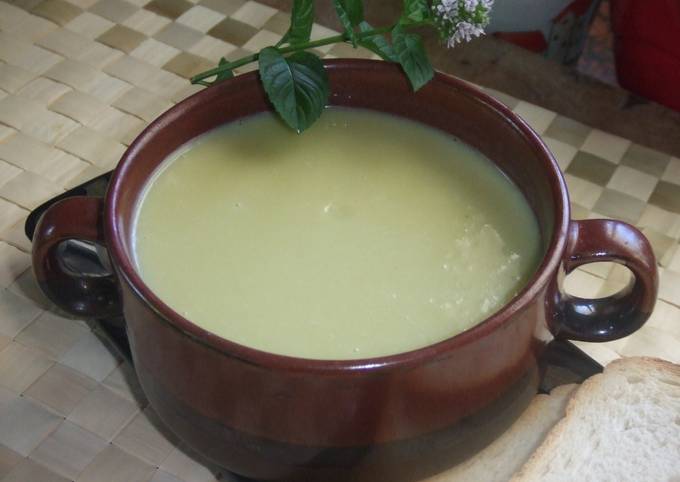 Foto principal de Sopa fría de puerro con lima y menta