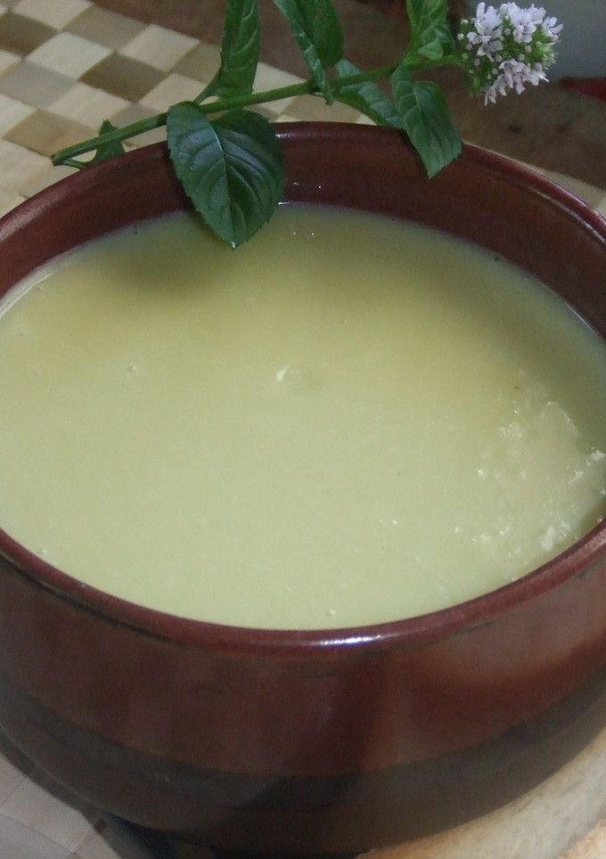 Una foto de Sopa fría de puerro con lima y menta