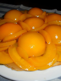 Una foto de Tarta hojaldrada de duraznos con almíbar