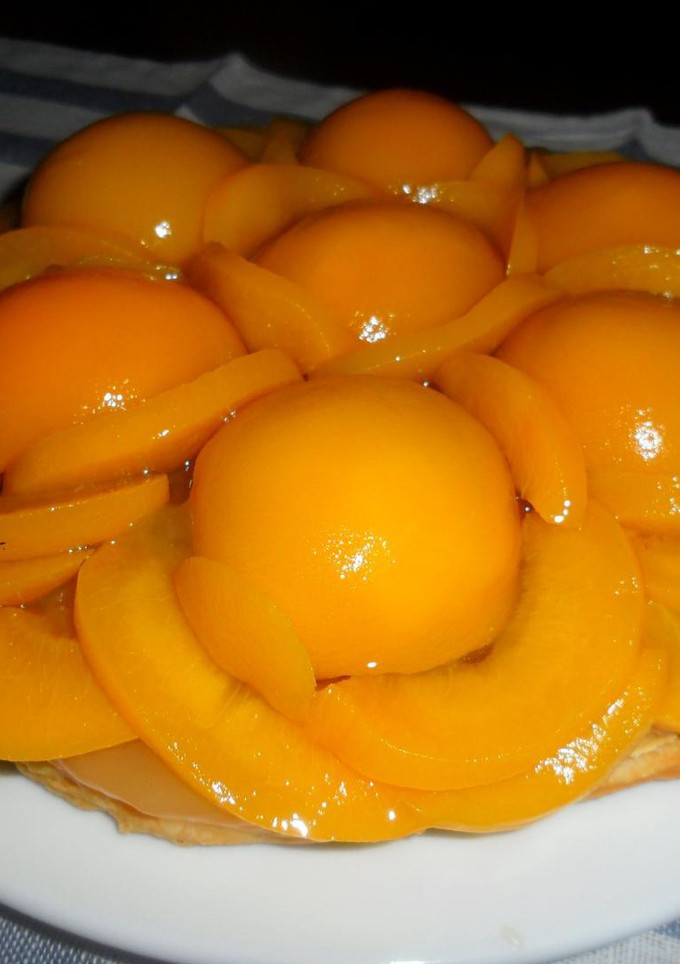 Una foto de Tarta hojaldrada de duraznos con almíbar