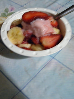 Una foto de Ensalada fresca de frutas y helado