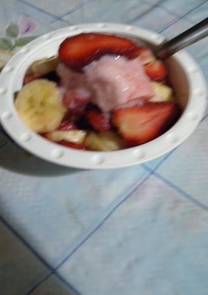 Una foto de Ensalada fresca de frutas y helado