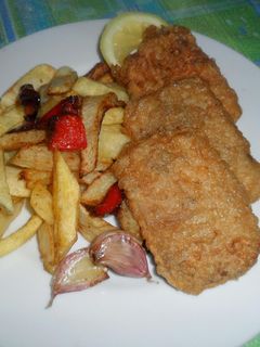 Una foto de Marineras de peceto a la pimienta y orégano con papas fritas