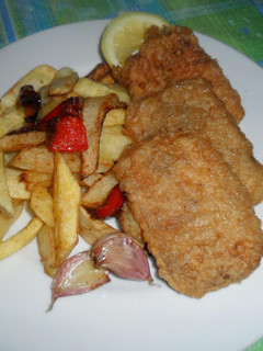 Una foto de Marineras de peceto a la pimienta y orégano con papas fritas