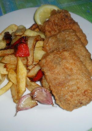 Una foto de Marineras de peceto a la pimienta y orégano con papas fritas