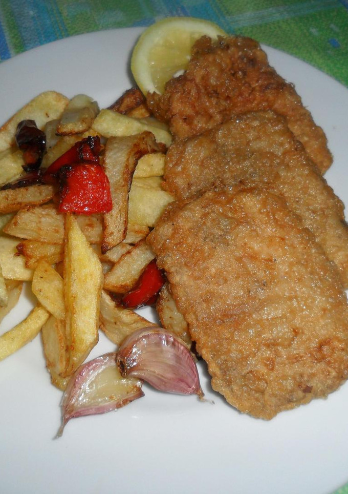 Una foto de Marineras de peceto a la pimienta y orégano con papas fritas