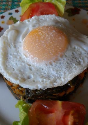 Una foto de Garbanzos guisados con espinacas y huevo
