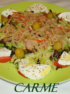Una foto de Ensalada con atún y queso fresco