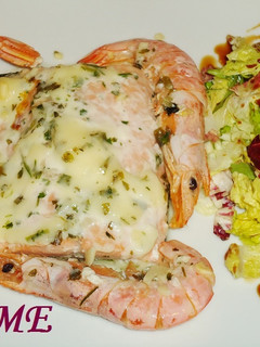 Una foto de Salmón y langostinos con all-i-oli gratinado