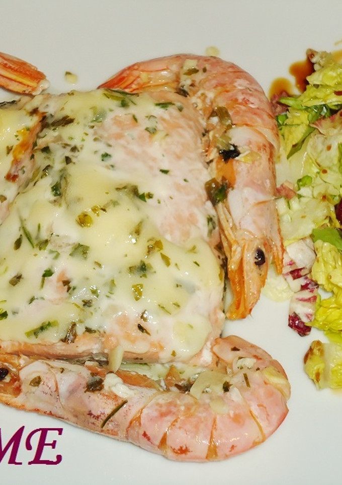 Una foto de Salmón y langostinos con all-i-oli gratinado