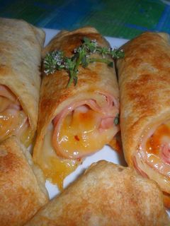 Una foto de Roll de pavo y quesos