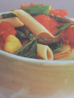 Una foto de Ensalada de pasta a la albahaca