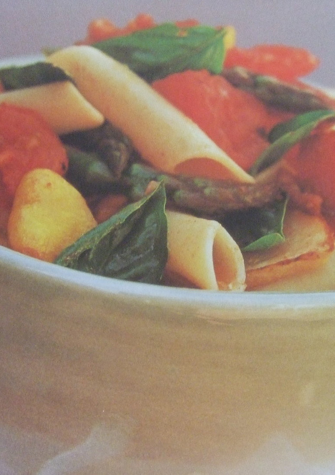Una foto de Ensalada de pasta a la albahaca