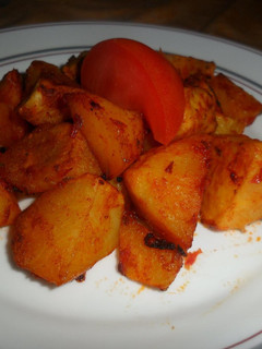 Una foto de Patatas doradas al tomate