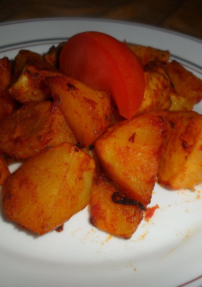 Una foto de Patatas doradas al tomate