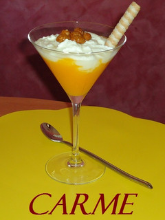 Una foto de Mousse de requesón y melocotón en almibar
