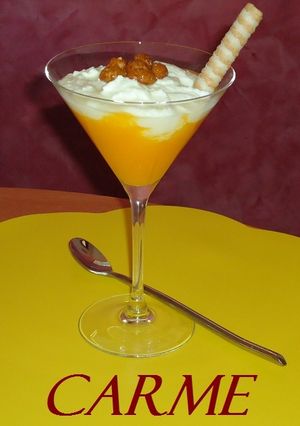 Una foto de Mousse de requesón y melocotón en almibar