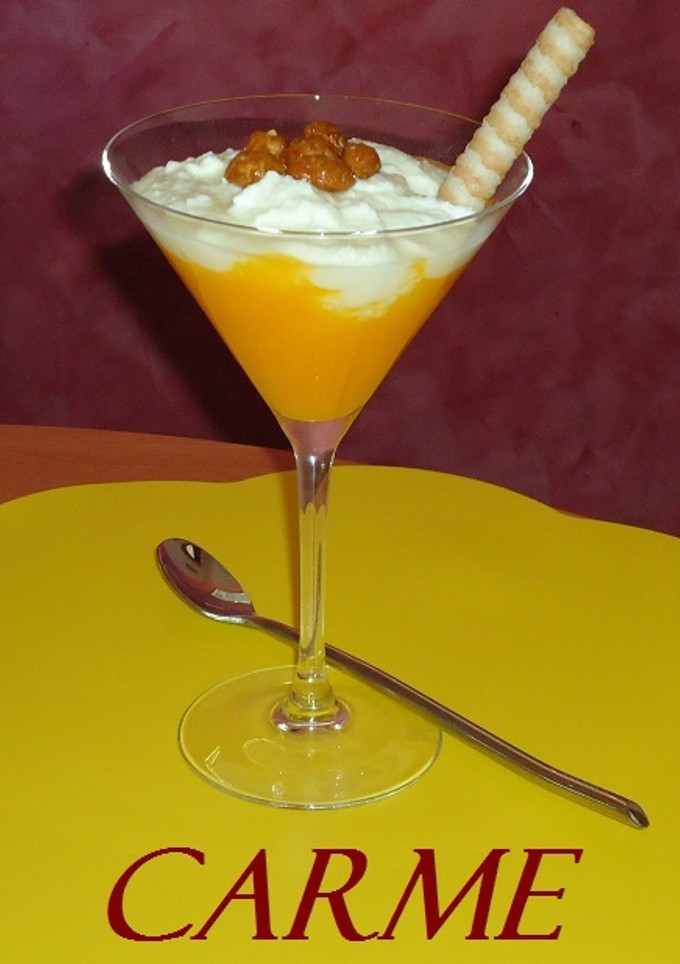 Una foto de Mousse de requesón y melocotón en almibar