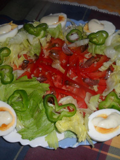 Una foto de Ensalada de tomate con salsa de mayonesa al ajo