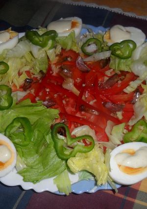 Una foto de Ensalada de tomate con salsa de mayonesa al ajo