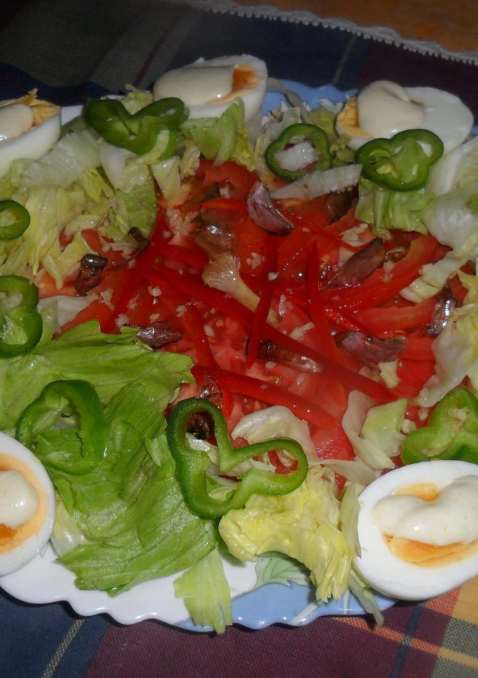Una foto de Ensalada de tomate con salsa de mayonesa al ajo